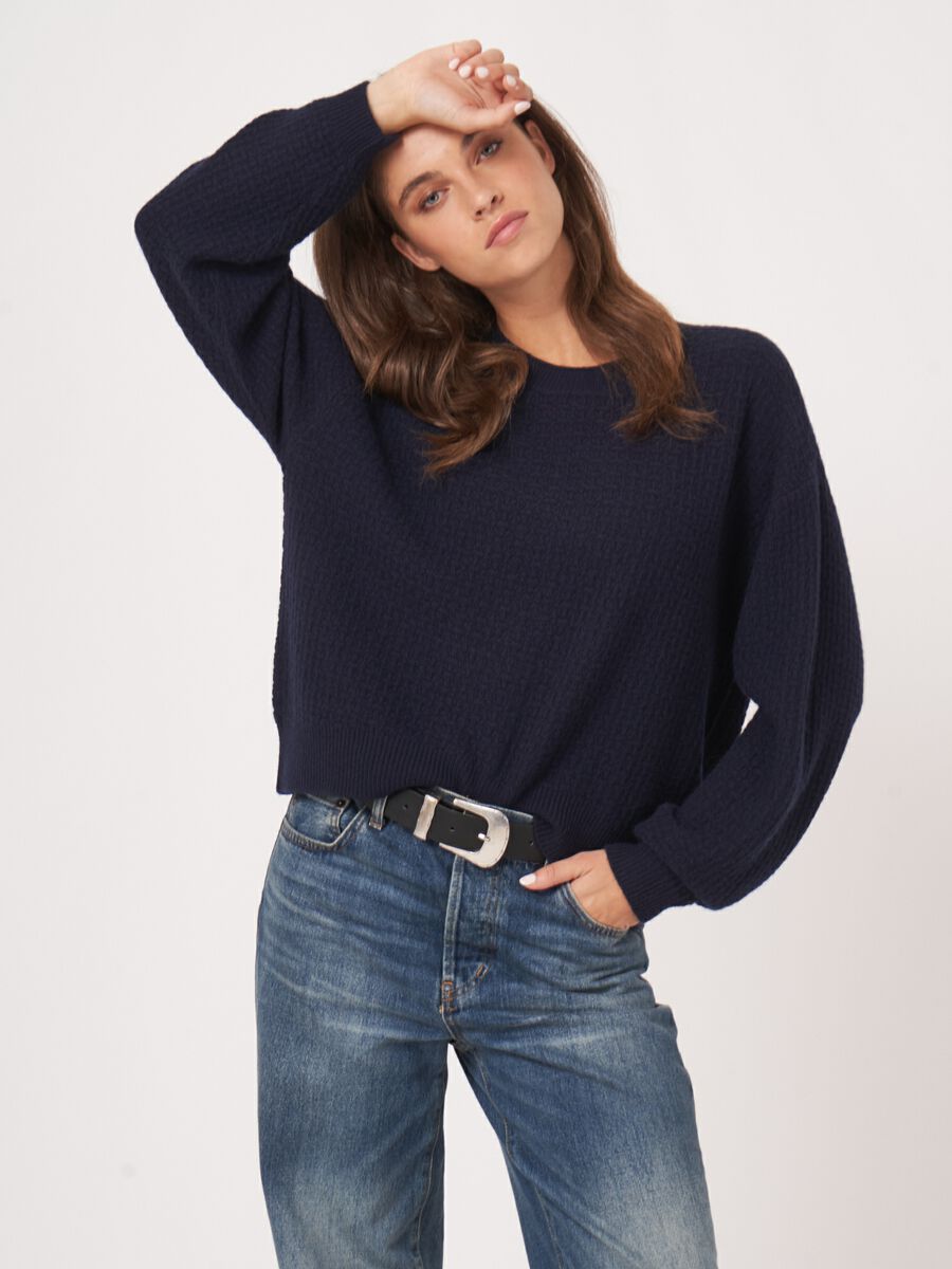 Ronde hals cashmere trui met structuur en wijde mouwen image number 0