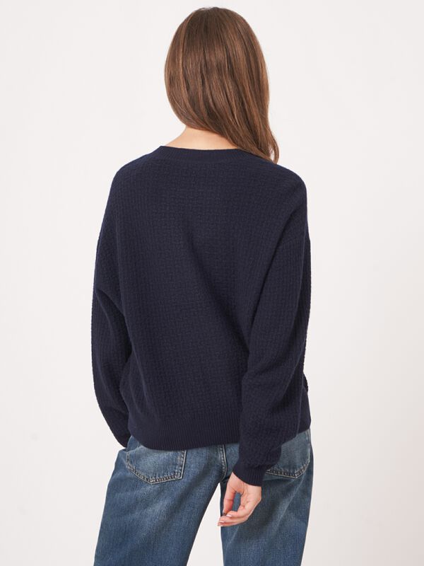 Ronde hals cashmere trui met structuur en wijde mouwen image number 3