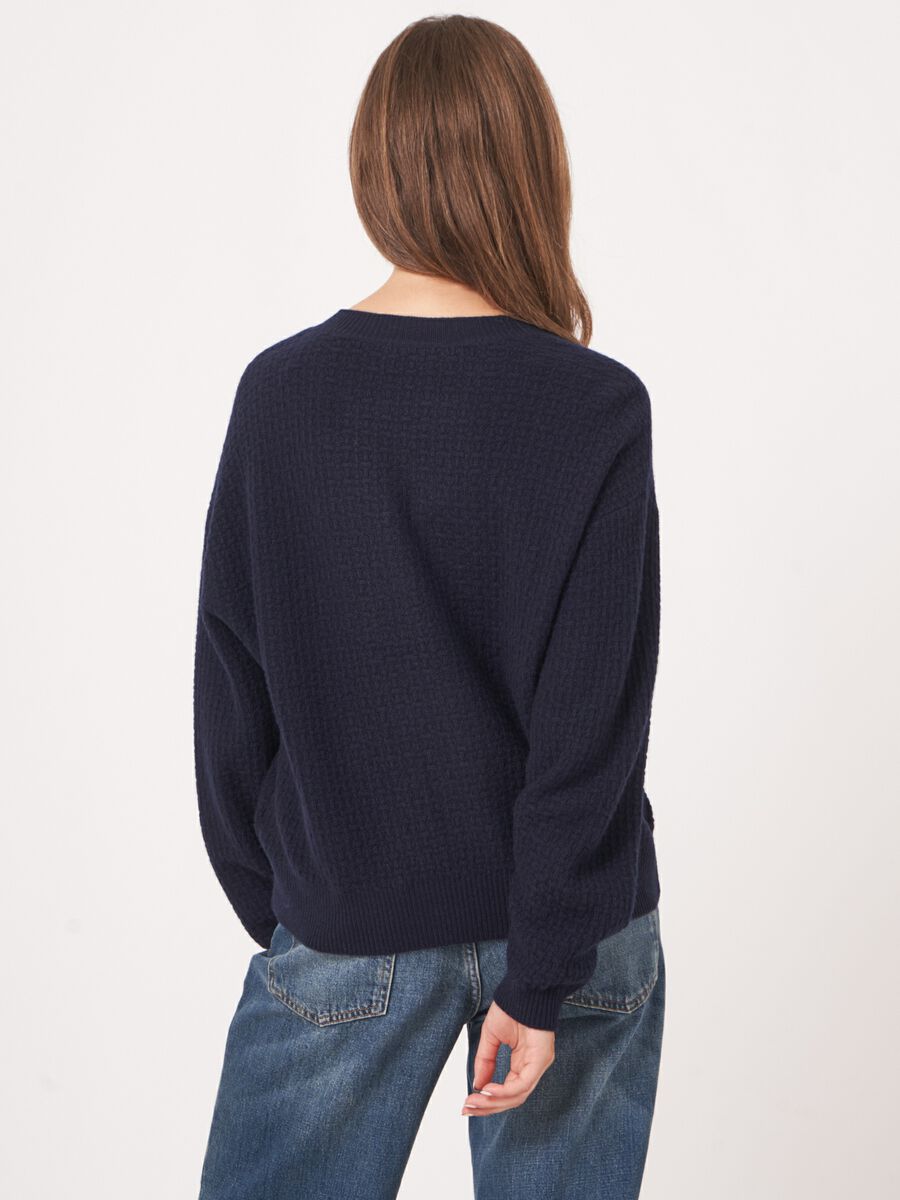 Texturierter Rundhals-Kaschmirpullover mit weiten Ärmeln image number 3