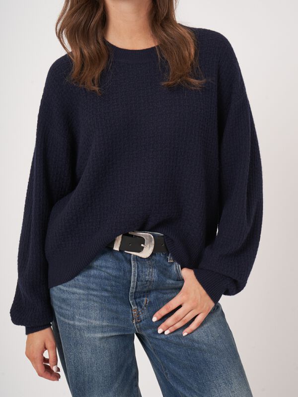 Ronde hals cashmere trui met structuur en wijde mouwen image number 2