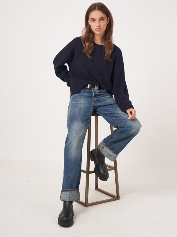 Ronde hals cashmere trui met structuur en wijde mouwen image number 1