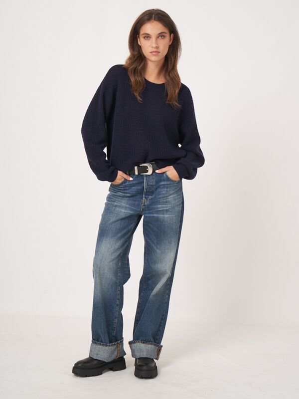 Ronde hals cashmere trui met structuur en wijde mouwen image number 4
