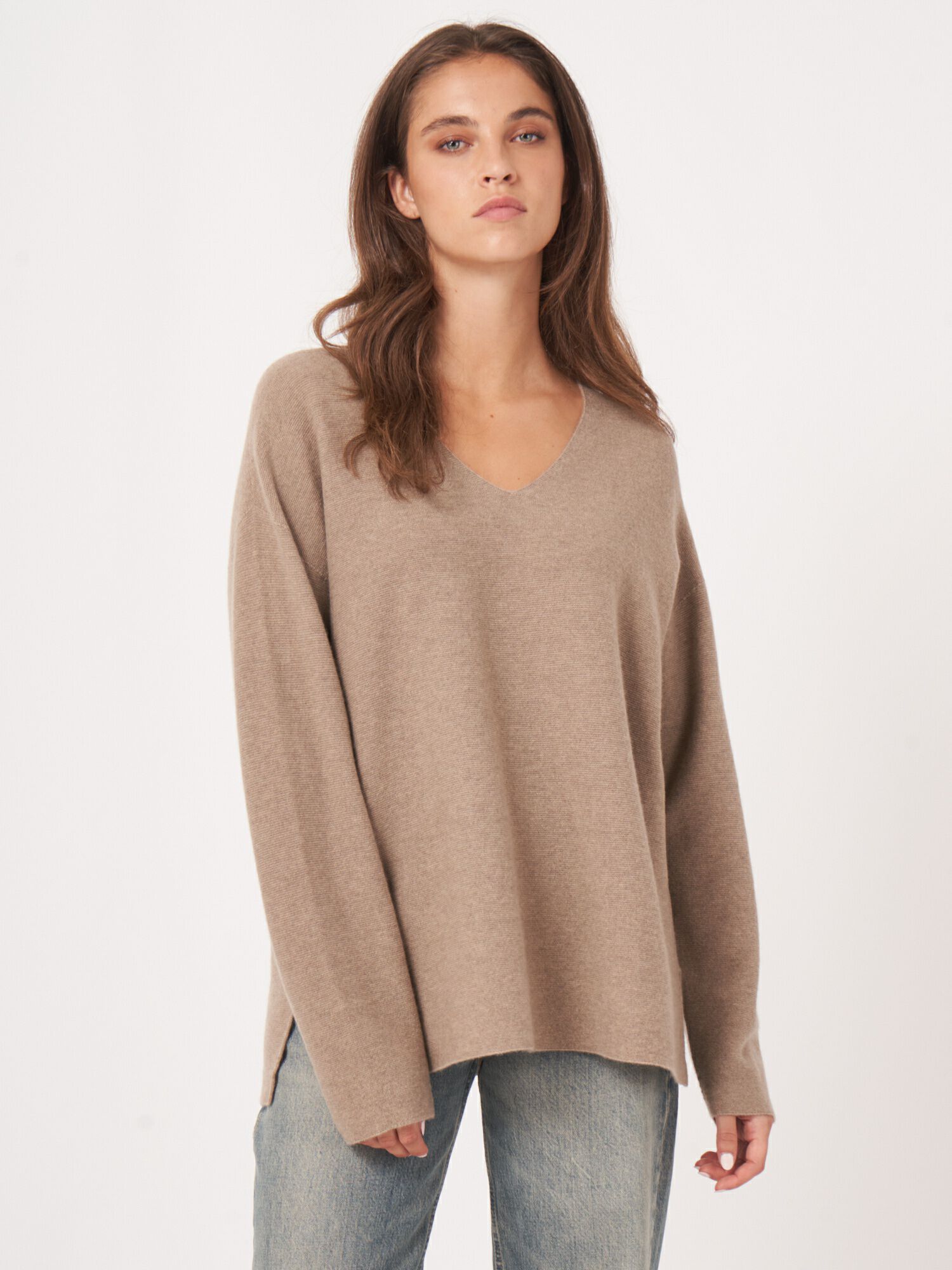 REPEAT cashmere Naadloos gebreide cashmere trui met V-hals