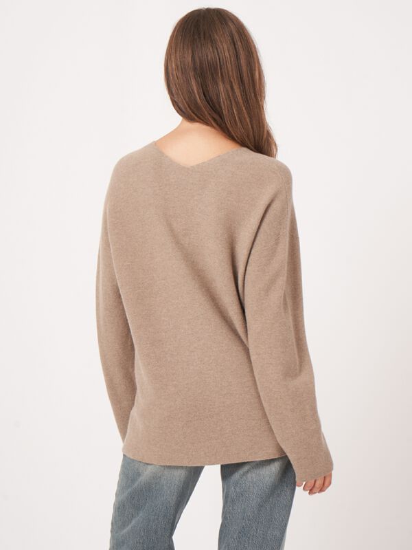 Nahtloser gestrickter Kaschmirpullover mit V-Ausschnitt image number 3