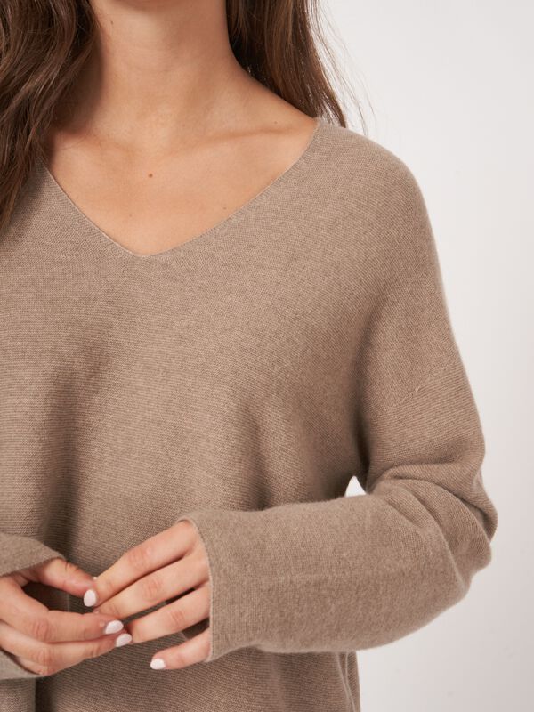 Nahtloser gestrickter Kaschmirpullover mit V-Ausschnitt image number 2