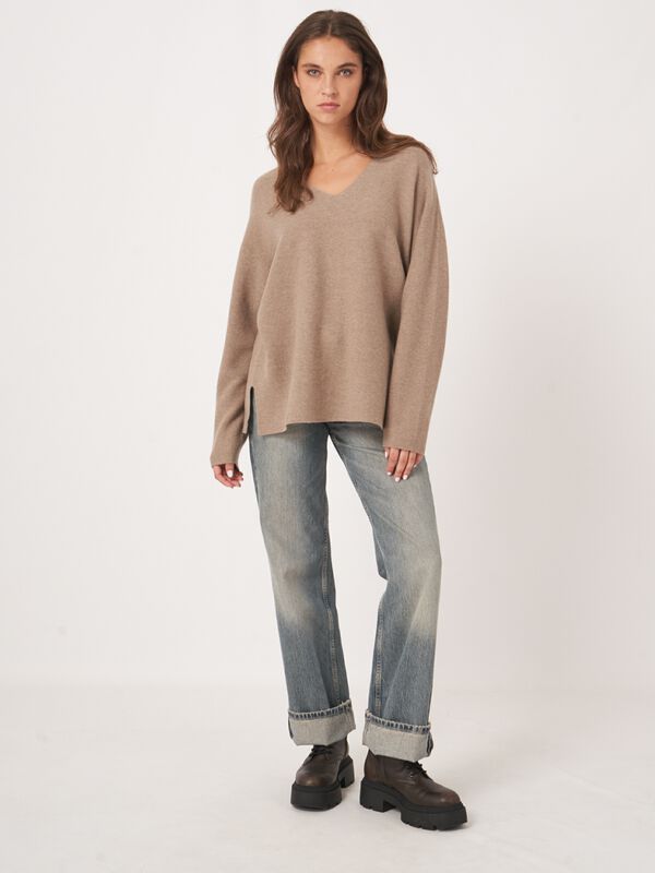 Nahtloser gestrickter Kaschmirpullover mit V-Ausschnitt image number 4