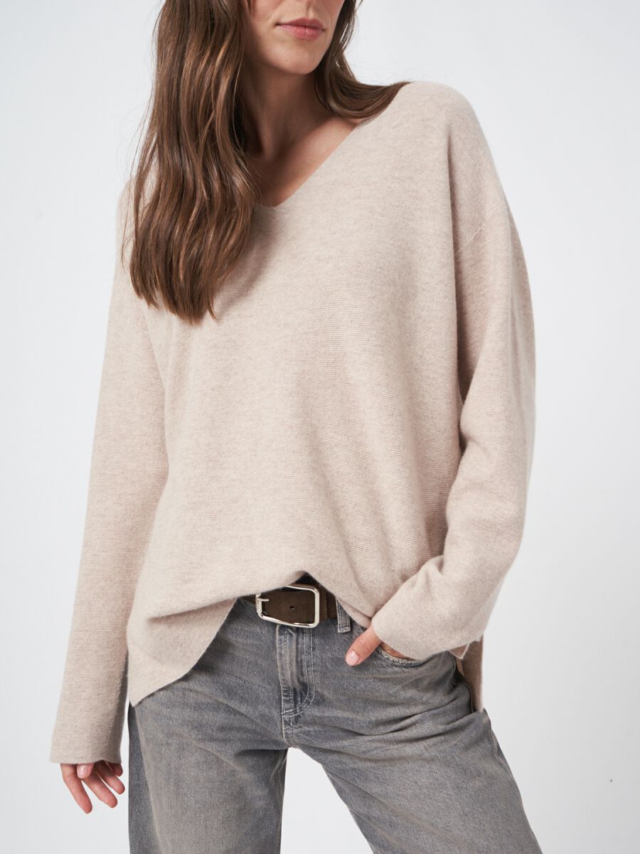 Naadloos gebreide cashmere trui met V-hals image number 0