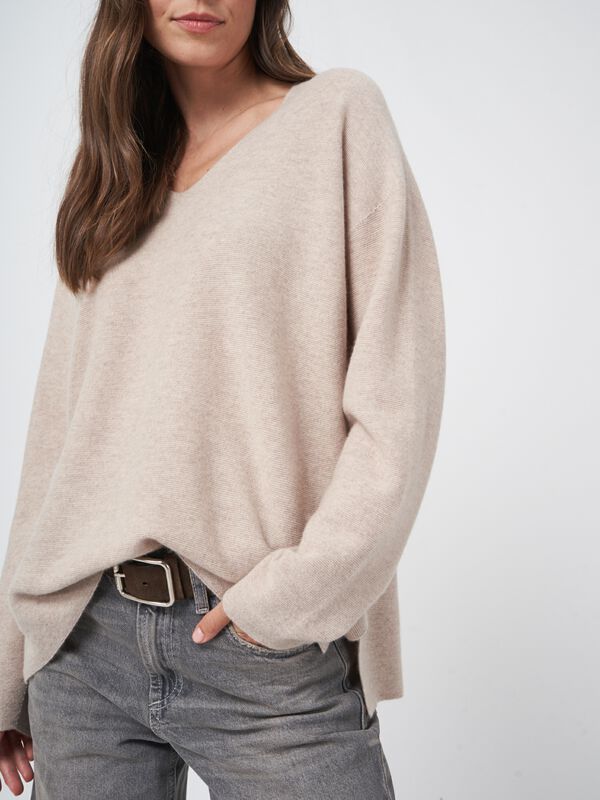 Naadloos gebreide cashmere trui met V-hals image number 4