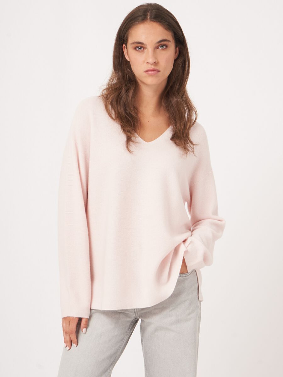 Seamless knitted V-neck cashmere sweater image number 0