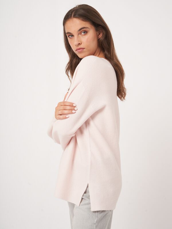 Naadloos gebreide cashmere trui met V-hals image number 2