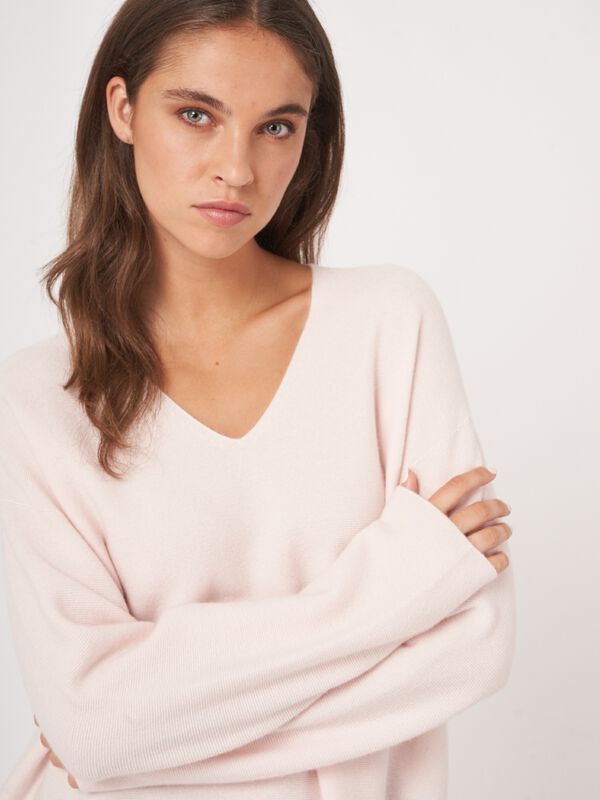 Naadloos gebreide cashmere trui met V-hals image number 3