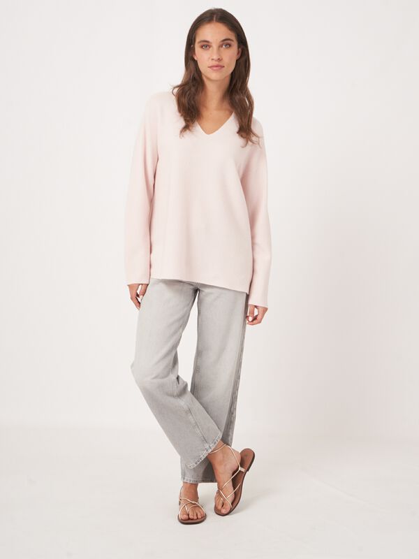 Naadloos gebreide cashmere trui met V-hals image number 4