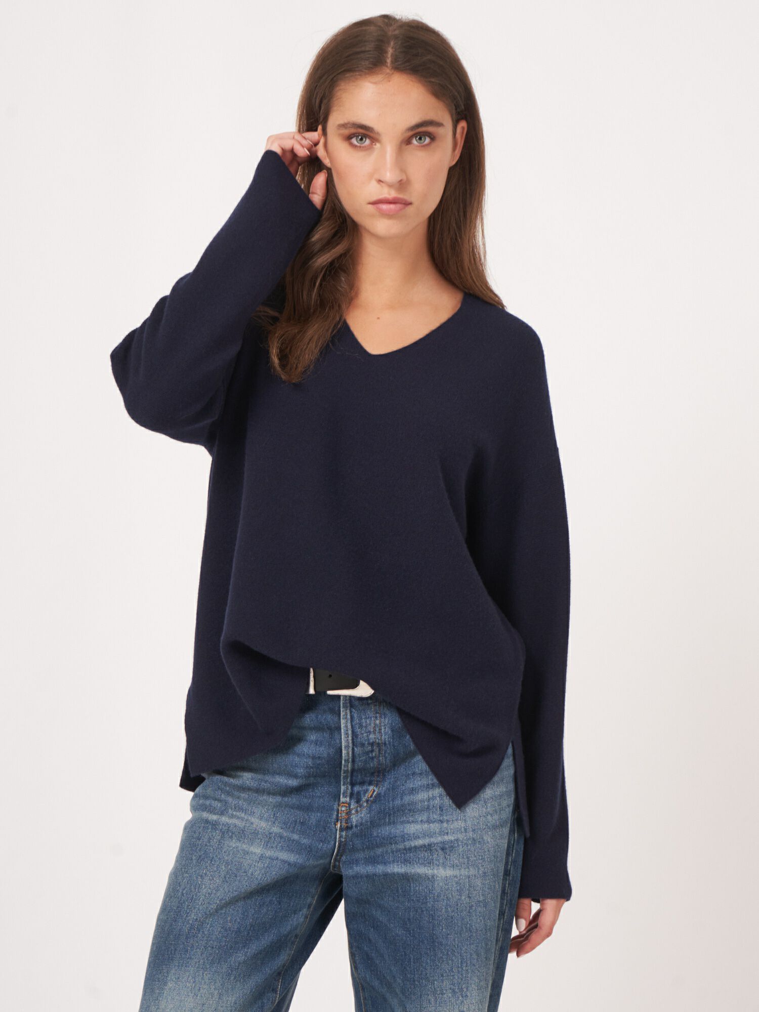 REPEAT cashmere Naadloos gebreide cashmere trui met V-hals