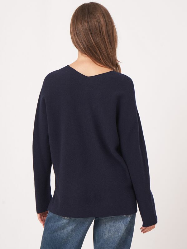 Seamless knitted V-neck cashmere sweater image number 3