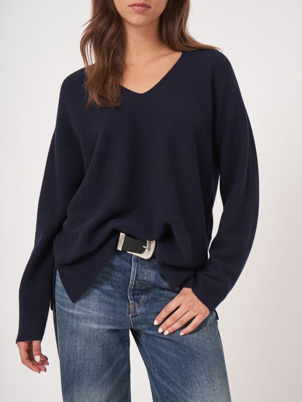 Seamless knitted V-neck cashmere sweater image number 1