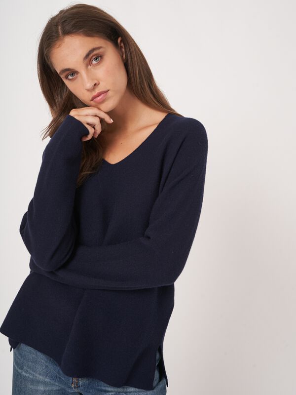 Seamless knitted V-neck cashmere sweater image number 2