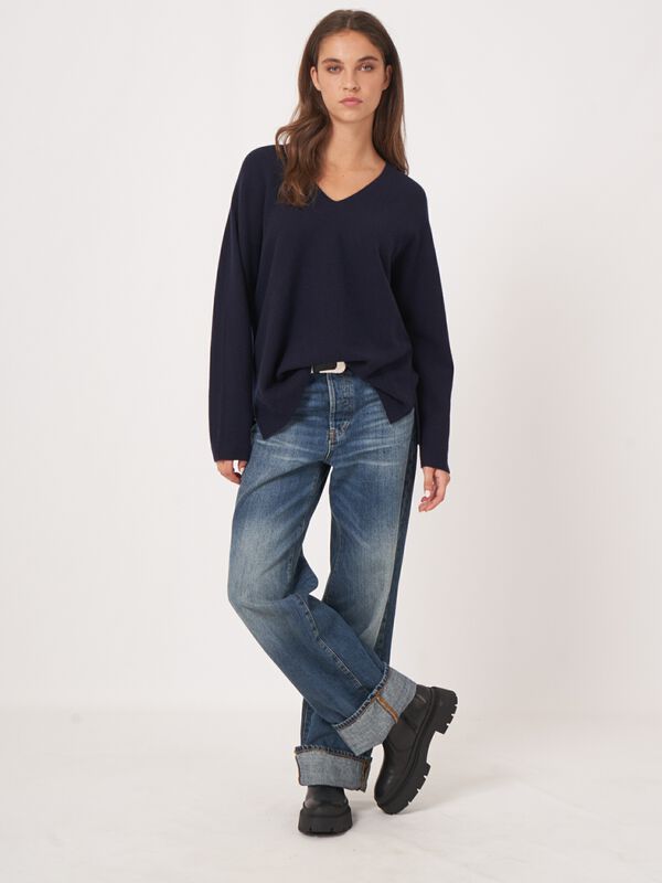 Seamless knitted V-neck cashmere sweater image number 4