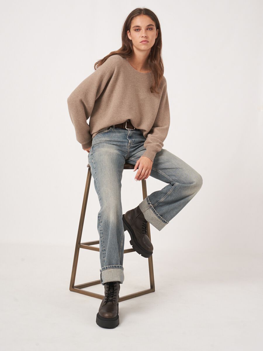 Seamless knitted round neck cashmere sweater image number 0