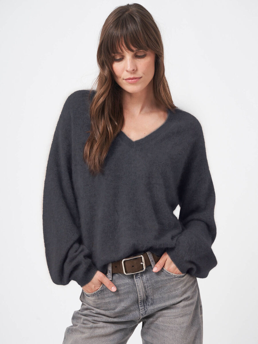 Trui van geborsteld cashmere met pofmouwen image number 2