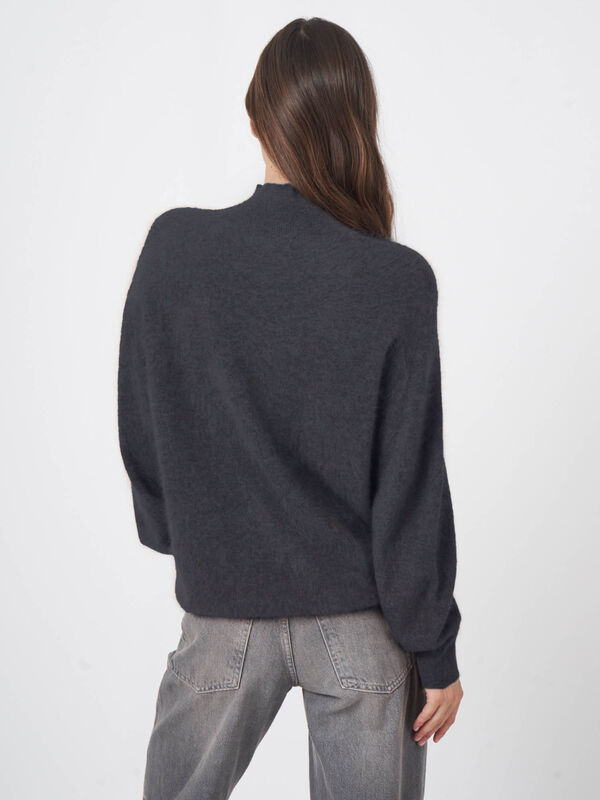 Trui van geborsteld cashmere met opstaande kraag image number 3