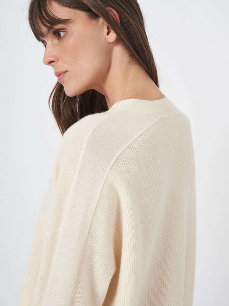 Wijd cashmere vest met V-hals en zakken image number 3