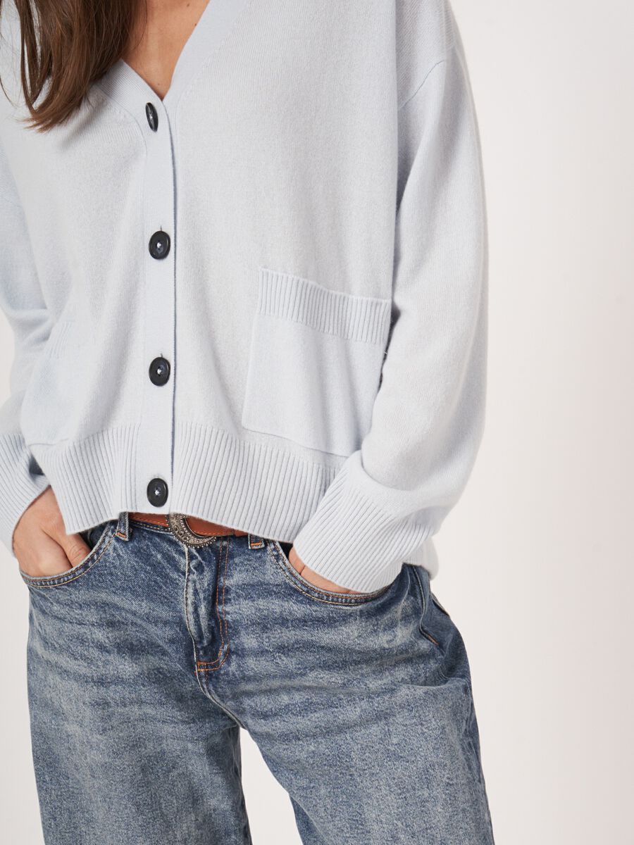 Wijd cashmere vest met V-hals en zakken image number 2