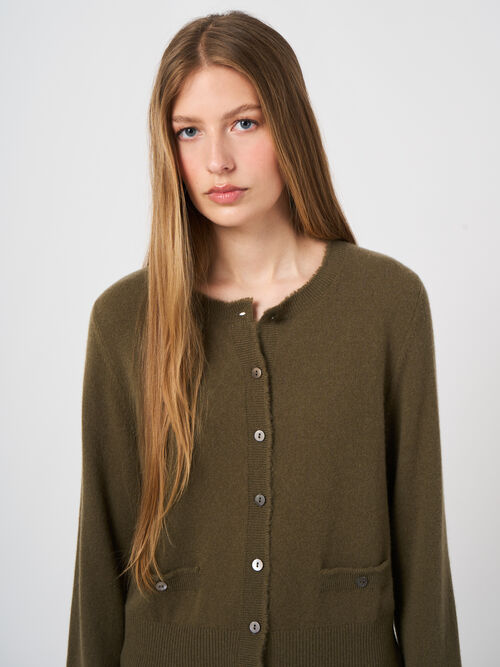 Kurze Kaschmir-Strickjacke mit Fransen