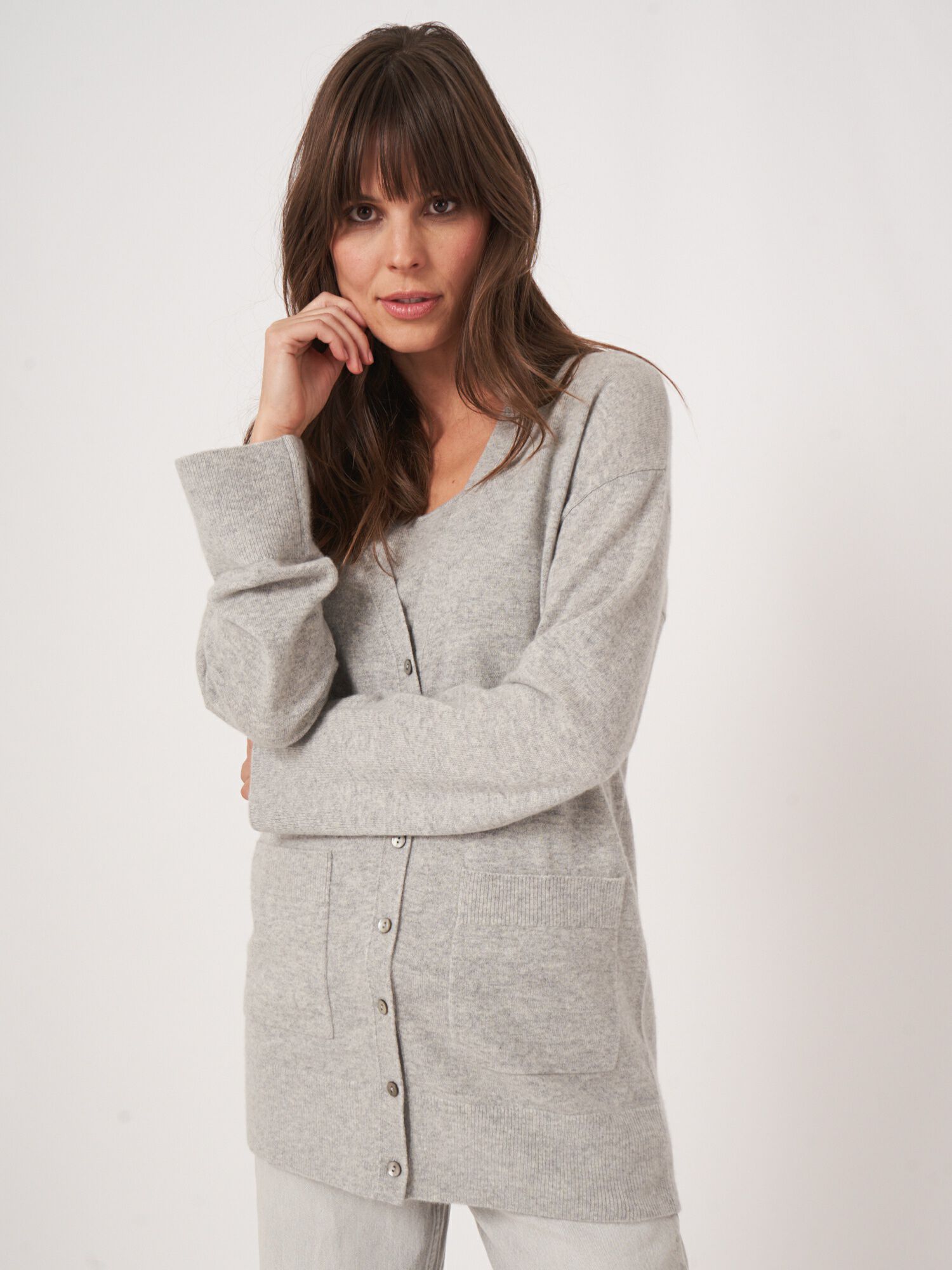 Middellang cashmere vest met V-hals en zakken