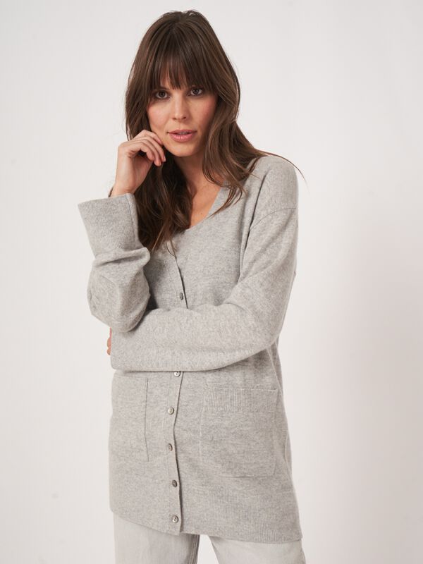 Mittellanges V-Ausschnitt-Kaschmir-Strickjacke mit Taschen image number 0