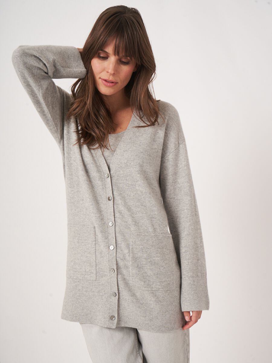 Middellang cashmere vest met V-hals en zakken image number 1