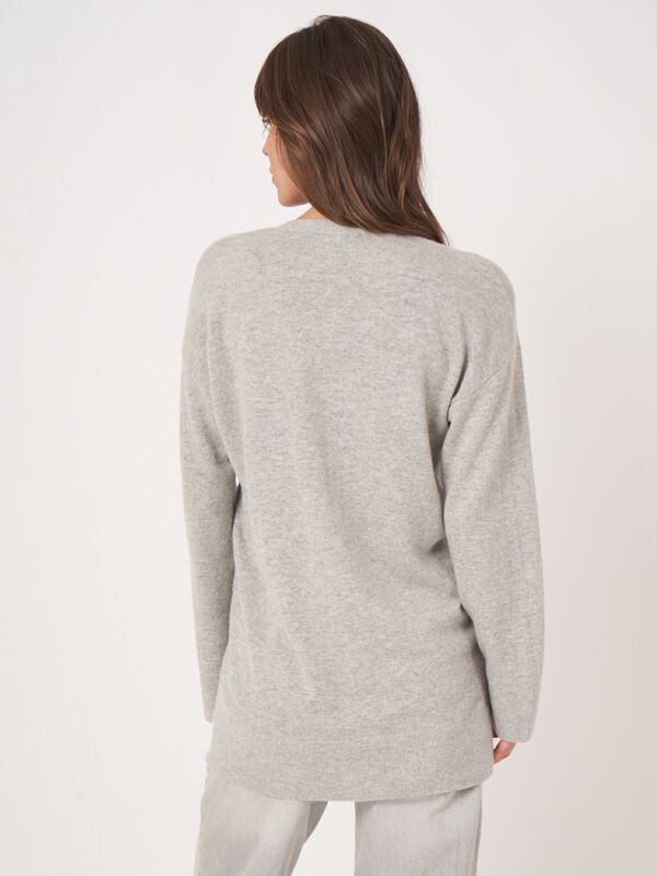 Mittellanges V-Ausschnitt-Kaschmir-Strickjacke mit Taschen image number 3