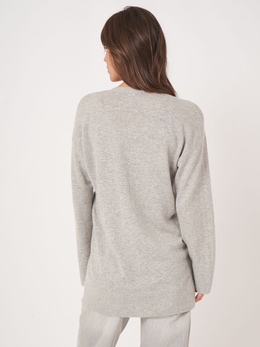 Middellang cashmere vest met V-hals en zakken image number 3