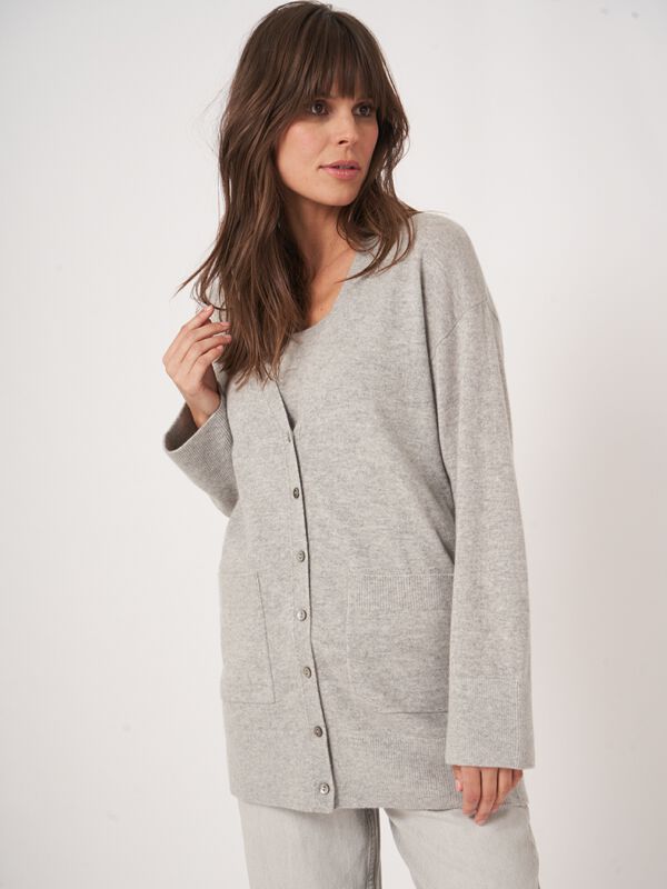 Mittellanges V-Ausschnitt-Kaschmir-Strickjacke mit Taschen image number 4