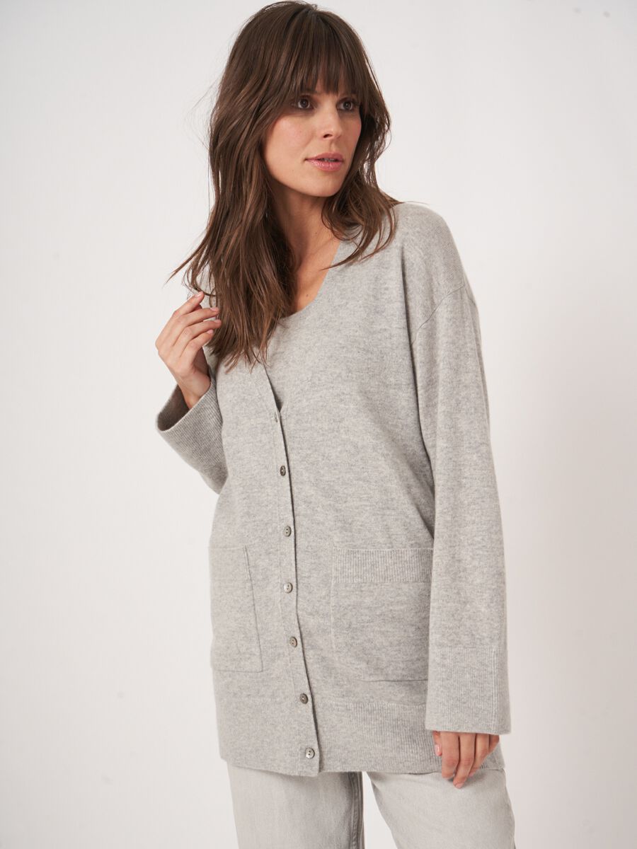 Middellang cashmere vest met V-hals en zakken image number 4