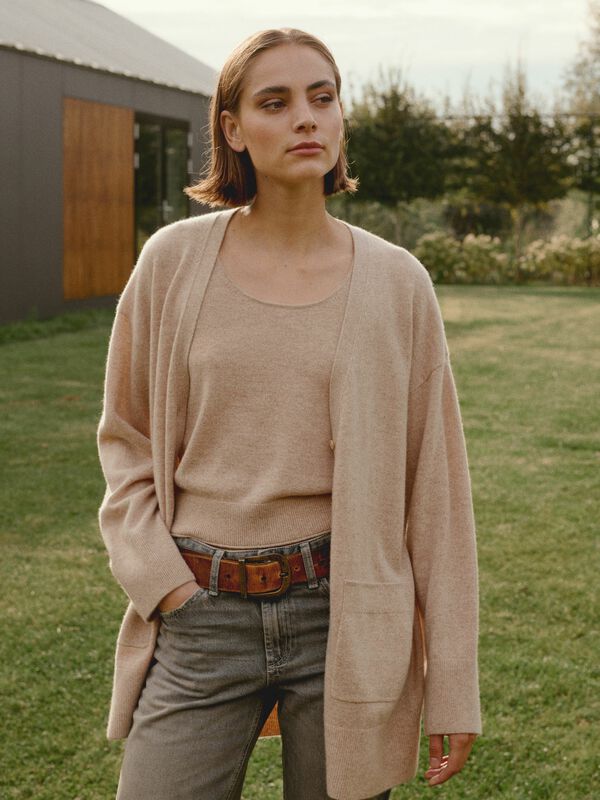 Middellang cashmere vest met V-hals en zakken image number 0