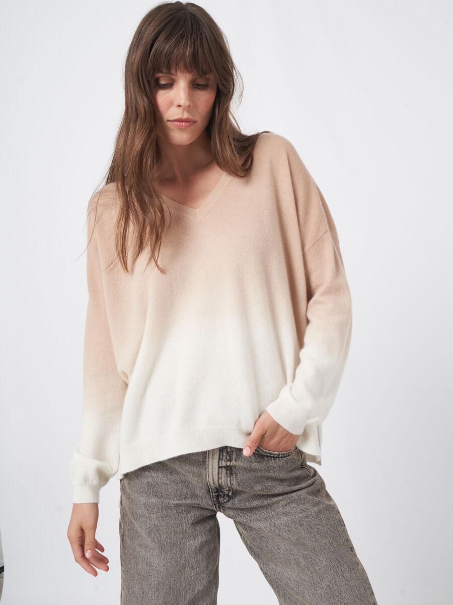 Dip-dye cashmere sweater with V-neck  image number 3