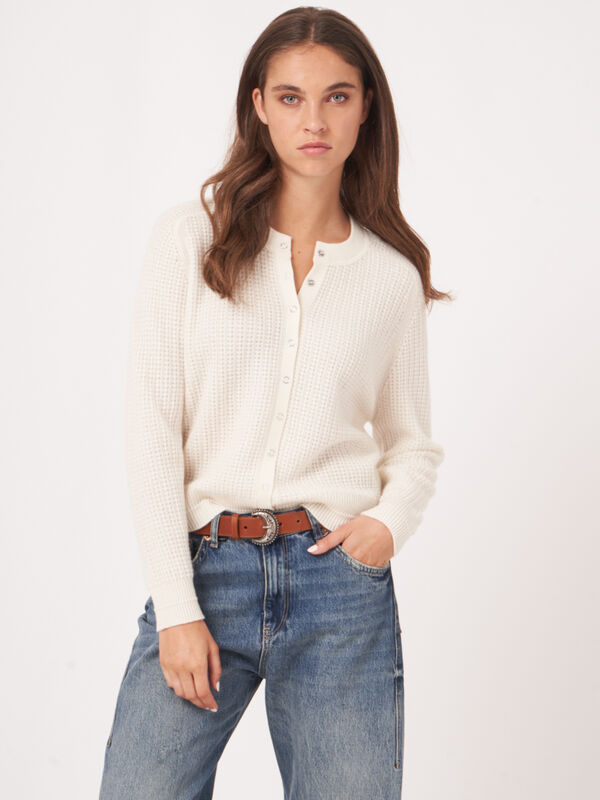 Texturierte Kaschmir-Strickjacke mit Druckkn&ouml;pfen image number 2