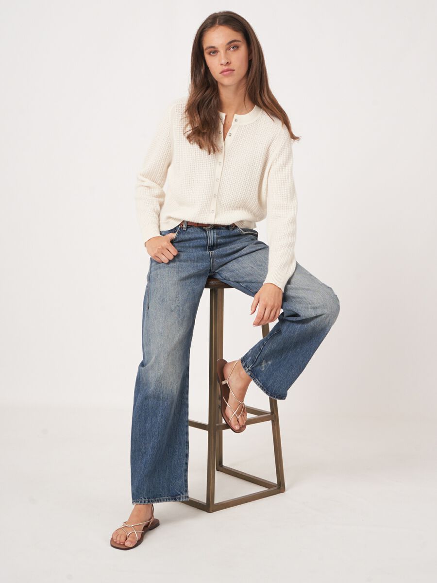 Cashmere vest met textuur en drukknopen image number 3