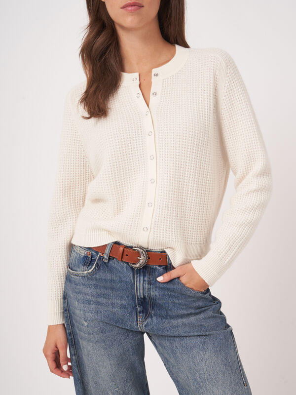 Texturierte Kaschmir-Strickjacke mit Druckkn&ouml;pfen image number 3