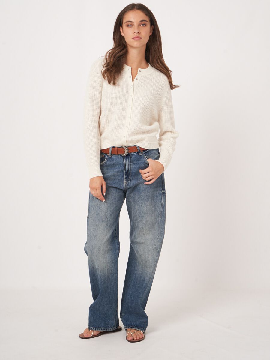 Cashmere vest met textuur en drukknopen image number 6