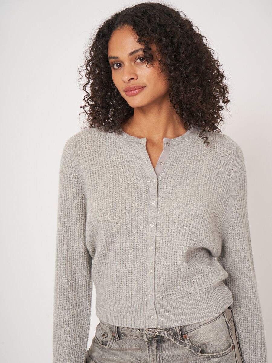 Cashmere vest met textuur en drukknopen image number 1