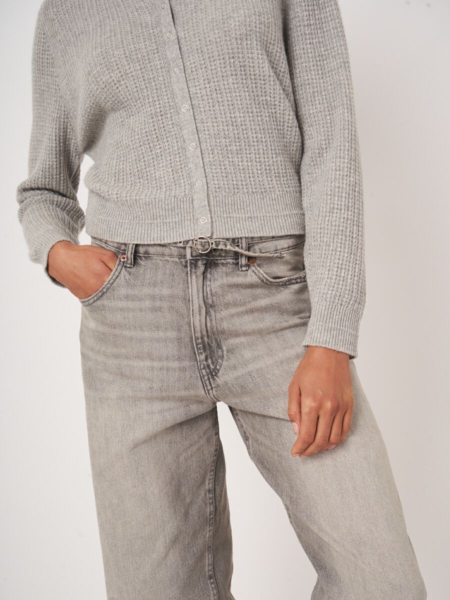 Cashmere vest met textuur en drukknopen image number 2