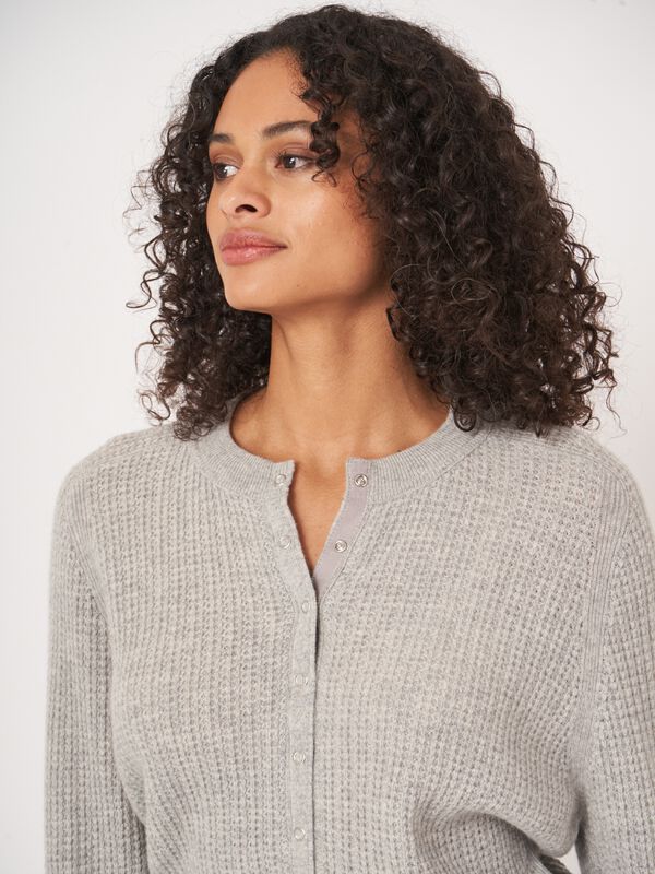 Texturierte Kaschmir-Strickjacke mit Druckknöpfen image number 3