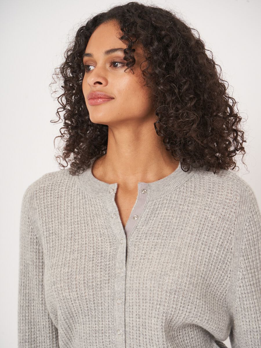 Cashmere vest met textuur en drukknopen image number 3