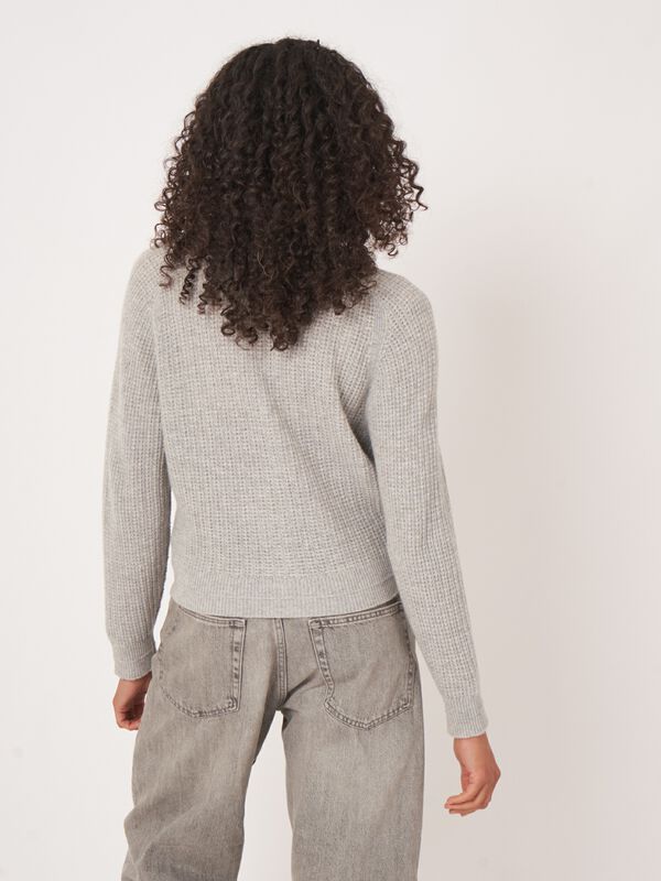 Texturierte Kaschmir-Strickjacke mit Druckknöpfen image number 5
