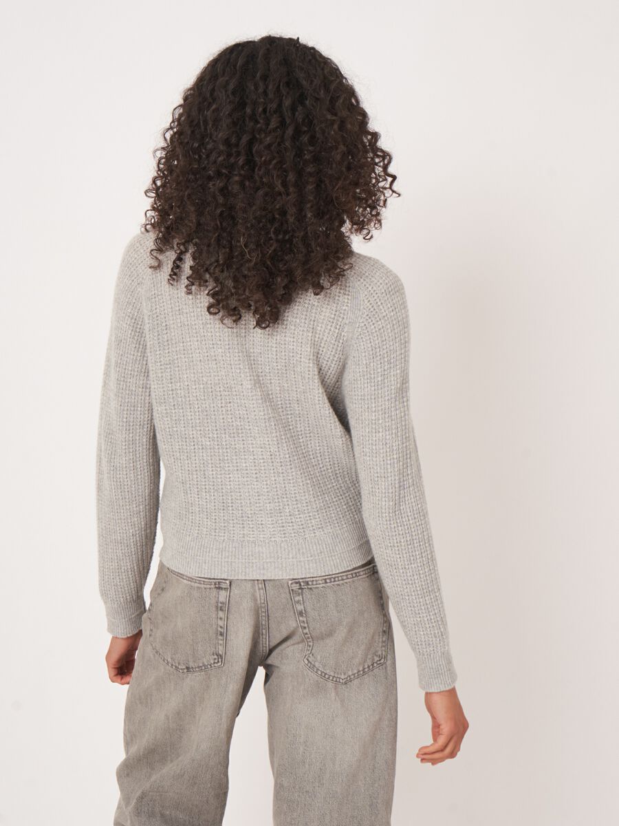 Cashmere vest met textuur en drukknopen image number 5