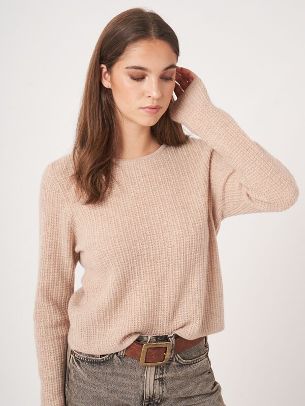 Textured round cashmere sweater image number 3