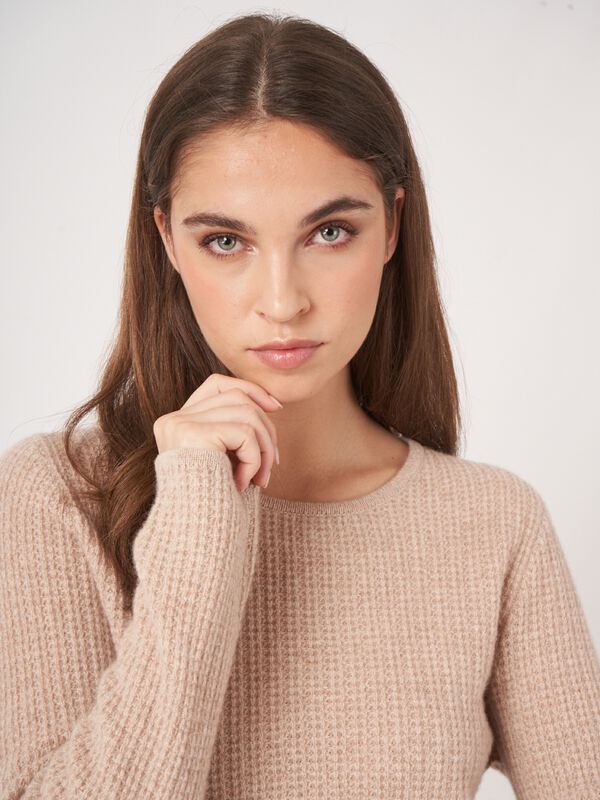 Textured round cashmere sweater image number 4