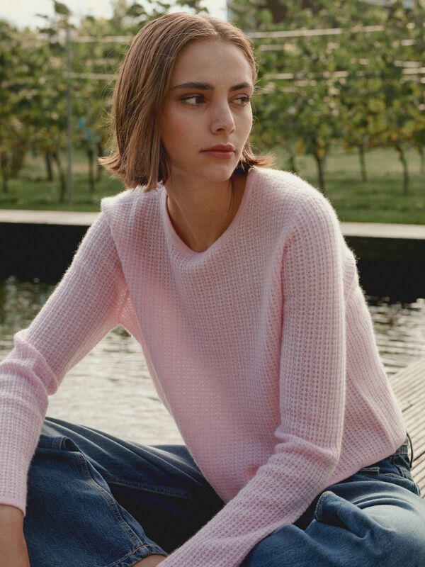 Texturierter Rundhals-Kaschmir-Pullover image number 8