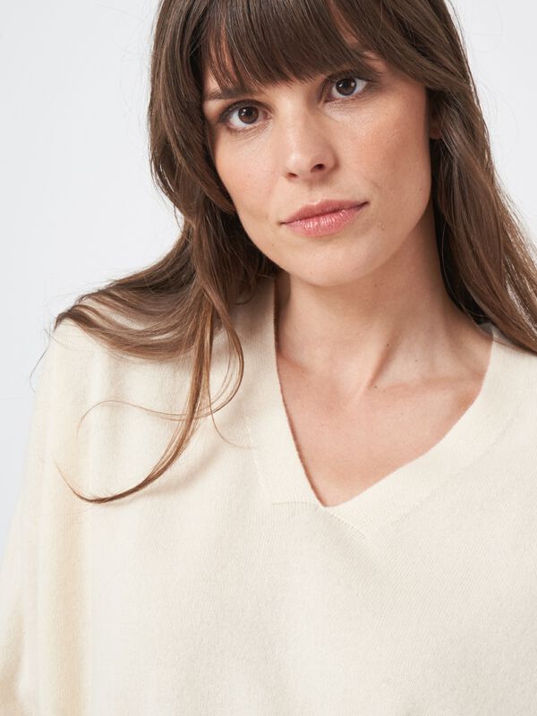 Locker geschnittener Kaschmir-Pullover mit V-Ausschnitt image number 2